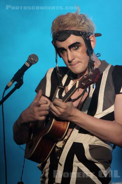 PATRICK WOLF - 2009-07-29 - PAREDES DE COURA (Portugal) - Praia do Tabuao - 